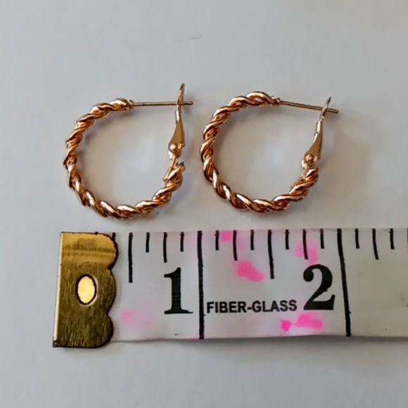 NEW 1" Twist Goldtone Hoops - Picture 2 of 2